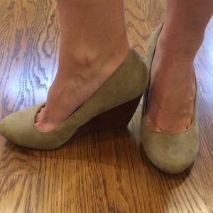 Nine West nude round toe wedges